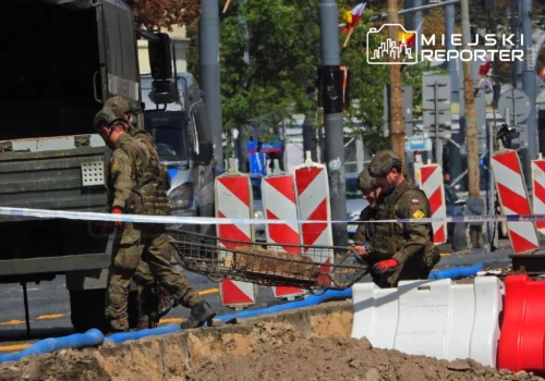 Niewybuch w centrum Warszawy. Policja odgrodziła teren na 100 metrów. Saperzy podjęli pocisk