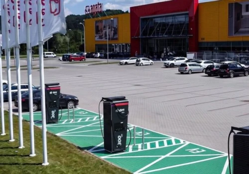 Sklepy Agata będą miały na parkingach stacje ładowania 200-400 kW. Lokalizacje z sensem, pozostaje oczekiwanie na cennik