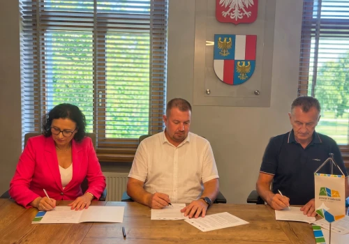 Powiat Raciborski montuje fotowoltaikę na szkołach i obiektach publicznych. Podpisano jedną z umów