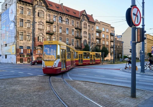 Tramwaj kontra samochód. Ta jedna zasada łamie intuicję wielu kierowców