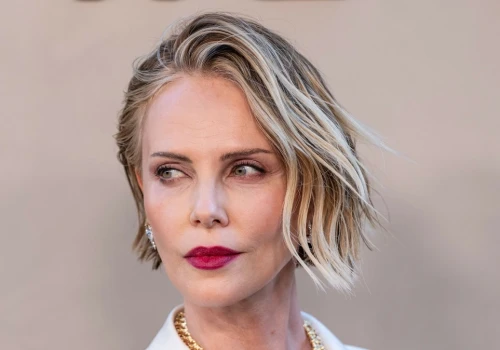Charlize Theron promuje nowy film. W centrum uwagi: przezroczysta spódnica