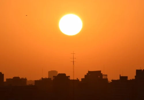 Jak przetrwać upały bez klimatyzacji? Sprawdzone domowe sposoby na ochłodzenie mieszkania i organizmu