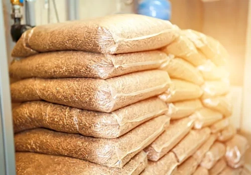 Lokalny producent czy duży skład? Gdzie kupić tani pellet, a gdzie uważać na jakość?