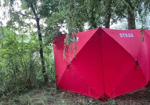 Makabryczne odkrycie nad wodą. Wędkarz ujawnił zwłoki mężczyzny