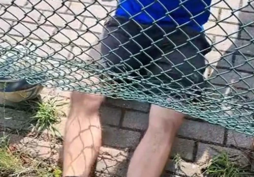 Młodzież zadrwiła z zakazów. Zobacz, jak weszli na Orlik