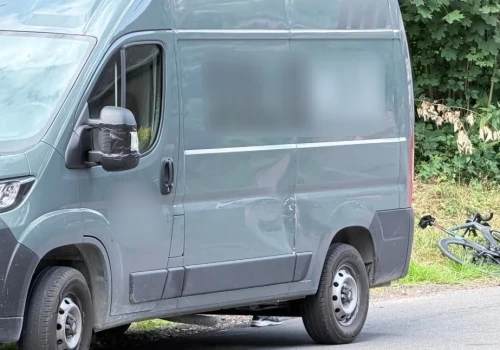 Sosnówka - po zderzeniu busa z rowerzystą droga jest całkowicie zablokowana