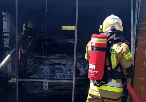 Pożar garażu w Katowicach. Strażacy schładzali baterię hybrydy