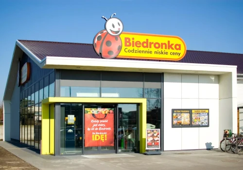 Biedronka pod lupą UOKiK. Spór o palety wchodzi w nową fazę