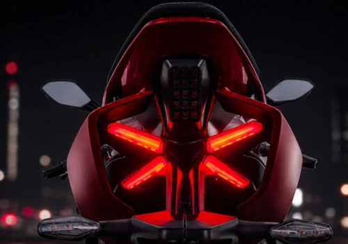 Ten sportbike przeszedł operację plastyczną. Teraz przypomina włoską maszynę marzeń