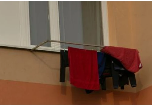 Połóż na parapecie. Tak w mig obniżysz temperaturę w pomieszczeniu