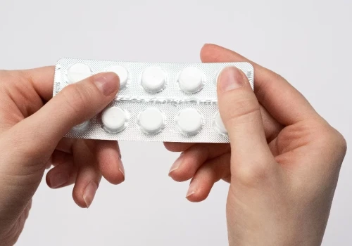 GIF wycofuje lek z aptek i blokuje kolejny. Pilny komunikat dotyczy preparatów na cholesterol i kamicę nerkową