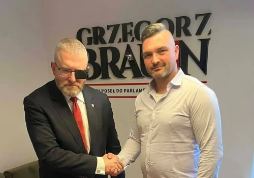Porucznik rezerwy na listach Korony Brauna. W nagraniach ostrzega przed Amerykanami