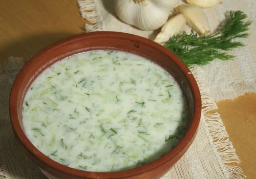Tarator na upały. Bułgarski chłodnik, który zrobisz w 10 minut