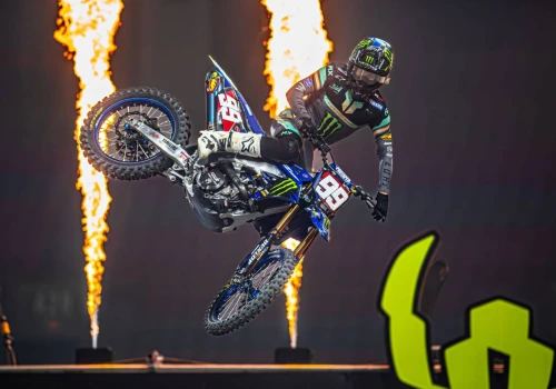 Najlepsi zawodnicy świata, spektakularne tory i widowiskowa rywalizacja. Mistrzostwa Świata Supercross wracają do Motowizji