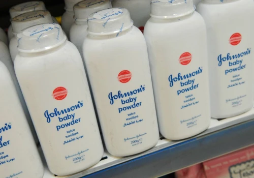 Johnson & Johnson chce zamknąć najgłośniejszą batalię sądową w swojej historii. W grę wchodzi 5,5 mld dolarów