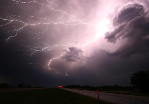 Piekielny upał przerwą nawałnice. W prognozach grad i wiatr do 110 km/h