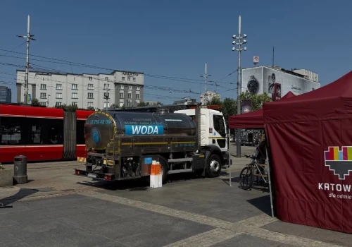 Beczkowóz z wodą znów stanął na katowickim Rynku. Ma pomóc podczas upału