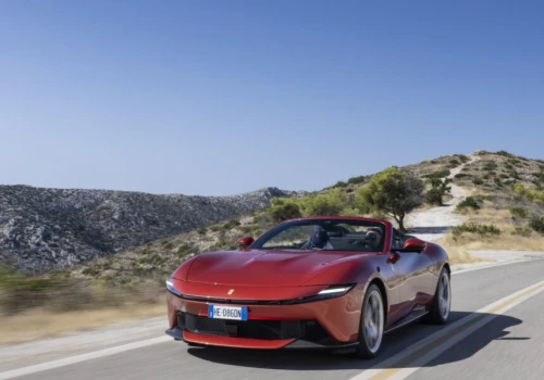 Test: włoska marynarka z ukrytą kaburą. Jeździliśmy Ferrari Amalfi Spider