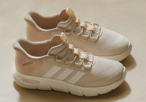 Adidas wyprzedaje sneakersy Cloudfoam. Przewiewne i lekkie jak chmurka