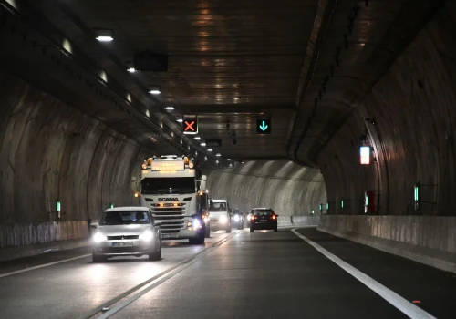 Awaria samochodu ciężarowego w tunelu w Świnoujściu. Są utrudnienia
