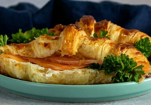 Croissant w wytrawnym wydaniu. Oto idealny pomysł na śniadanie i lunch