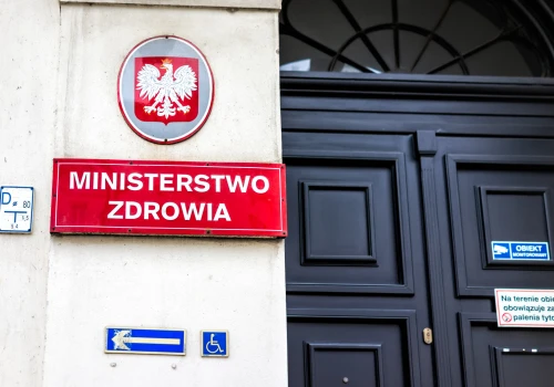 Ministerstwo Zdrowia rekrutuje. Oferuje trzynastą pensję i ruchome godziny pracy