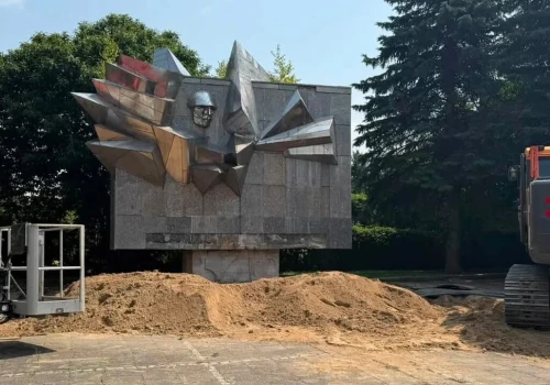 Rosyjska reakcja na rozbiórkę pomnika ku chwale Armii Czerwonej. Dyplomaci mówią o „świętokradztwie”