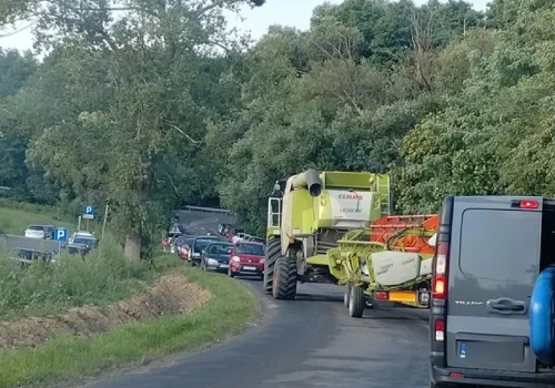Szczyt bezmyślności. Przyjechali nad zalew w Jastkowie, parkując gdzie popadnie zablokowali drogę