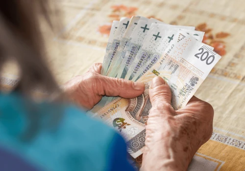 ZUS wypłaca 336 zł bez względu na dochód. Ci seniorzy mogą już starać się o to świadczenie