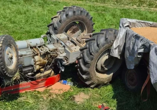 Ciągnik ze zbożem przewrócił się na rolnika. Po 53-latka przyleciał helikopter LPR