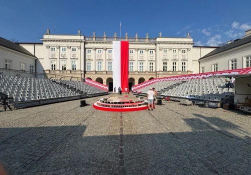 Trybuny stanęły na dziedzińcu Pałacu Prezydenckiego. Prezydent Karol Nawrocki zaplanował wielką fetę