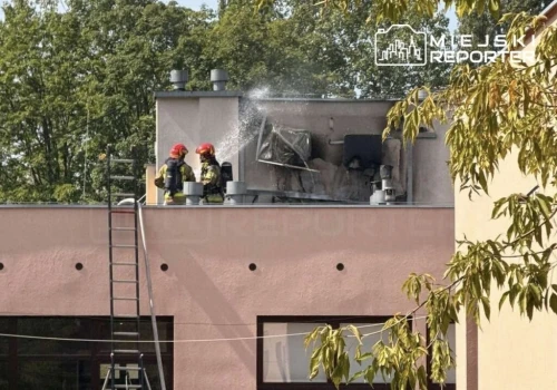 Pożar klimatyzatorów na dachu liceum na Ursynowie. Siedem zastępów straży w akcji