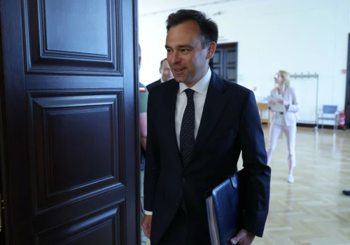 Ceny paliw w Polsce. Andrzej Domański studzi nadzieje kierowców