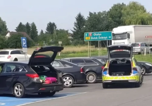 Nietypowa interwencja na stacji paliw. Policjant odebrał poród