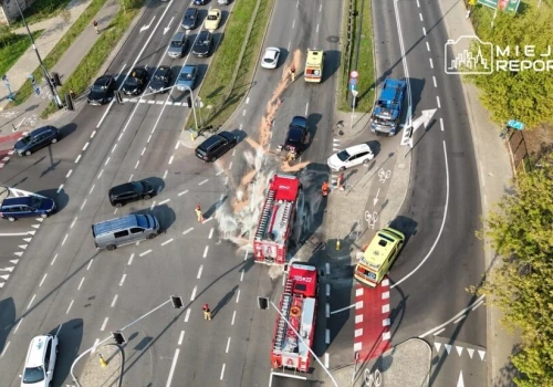 Volvo przebiło barierki po zderzeniu na Pradze-Północ