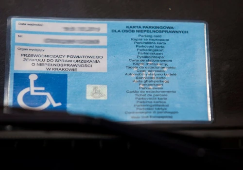 Masz taką kartę w aucie? Służby zwracają teraz uwagę na jeden szczegół