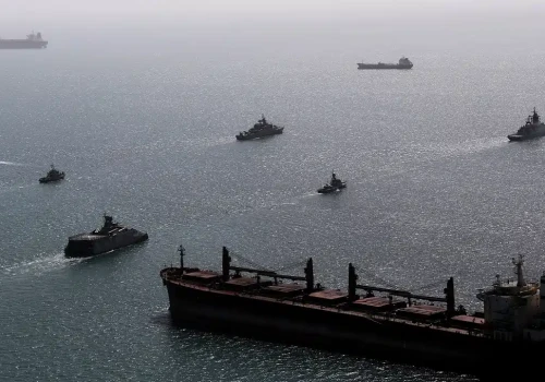 Iran ogłosił porozumienie ws. Ormuz – tyle że nie z USA. Ceny ropy w dół, choć Huti topią kolejne statki
