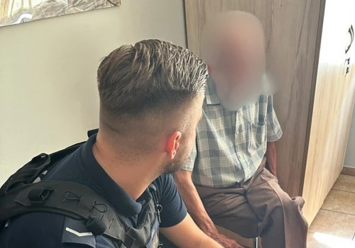 Dzielnicowi pomogli zagubionemu seniorowi wrócić bezpiecznie do domu