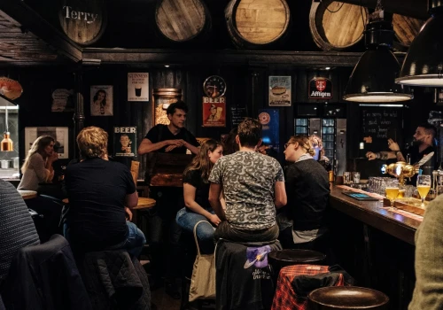 Pub jako „dziedzictwo klasy pracującej”: co różni polską i brytyjską politykę alkoholową?