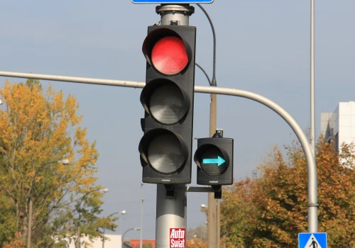 Zielona strzałka a kamery Red Light. Wiadomo, czy można dostać mandat za niezatrzymanie się