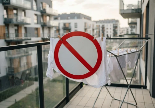 Państwowy skok na balkony. Rząd chce znieść własność prywatną za oknem