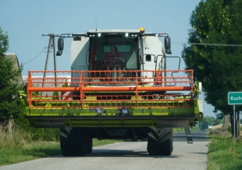 Heder na kombajnie i mandat w kieszeni. Nieprzestrzeganie przepisów drogowych bywa kosztowne