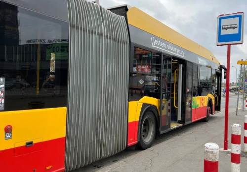 Masowa ewakuacja to mit? Poszli dużym miastom na rękę z autobusami, ale to za mało