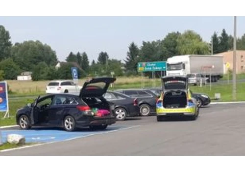 Policjant z Kowalewa Pomorskiego odebrał poród na stacji paliw pod Toruniem. Mama i dziecko czują się dobrze