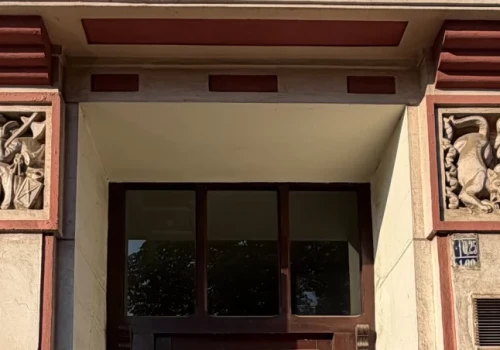 Dozorca zasnął, a kamienicy pilnuje kot. Ciekawy detal na wrocławskim Kleczkowie