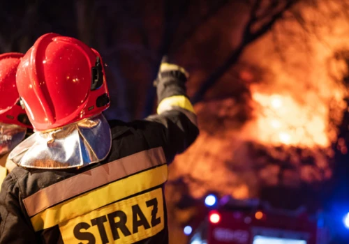 Pożar w pasażu z Rossmannem i Biedronką. Duża akcja strażaków w Bydgoszczy