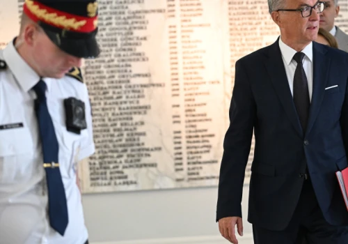 600 zł miesięcznie na czyszczenie służbowego stroju. Marszałek Sejmu podpisał zarządzenie