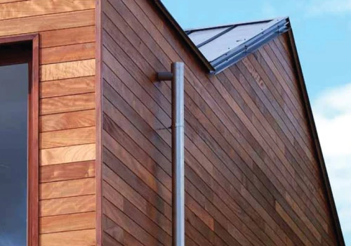 Drewniana elewacja pasuje do nowoczesnej architektury. Jakie gatunki drewna na elewacje wybrać?