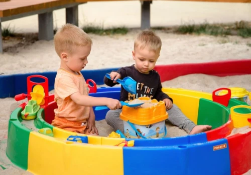Naucz dziecko tej zasady przed wejściem na plac zabaw. Wielu rodziców o niej zapomina