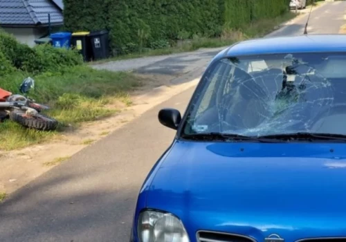 15‑latek na motocyklu potrącił strażnika leśnego. Rozbił też samochód